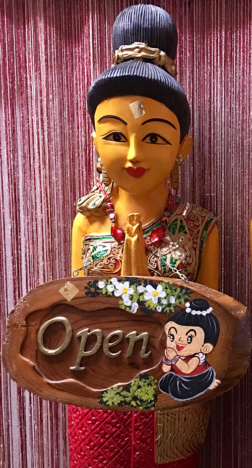 タイ古式マッサージ チャンタイ 店内のタイ風インテリア ウェルカムボード