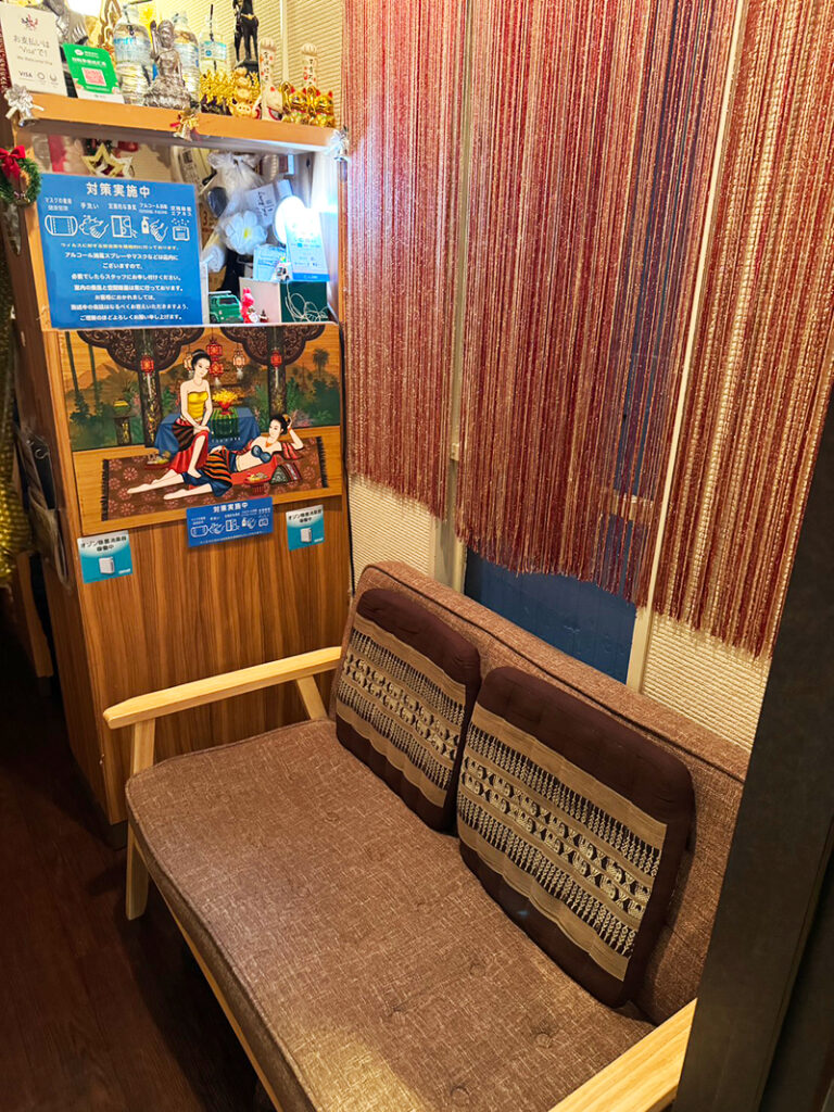 神田タイ古式マッサージ チャンタイ 店舗ビル入り口 受付ロビーのソファ